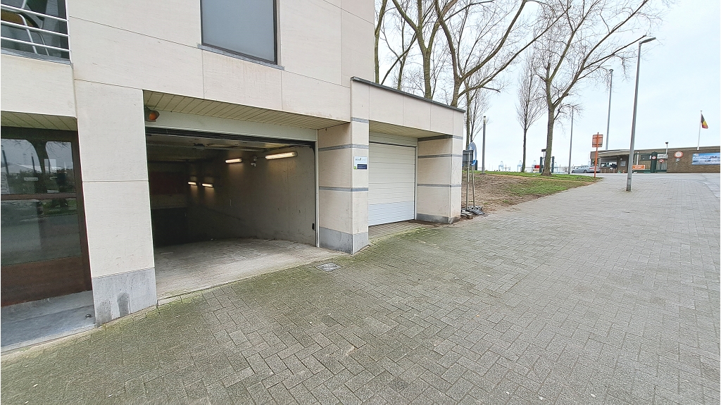 Dubbele autostandplaats met ruime berging te koop in Zeebrugge