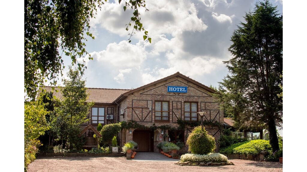 Charmehotel met 10 kamers te koop in Oudenburg