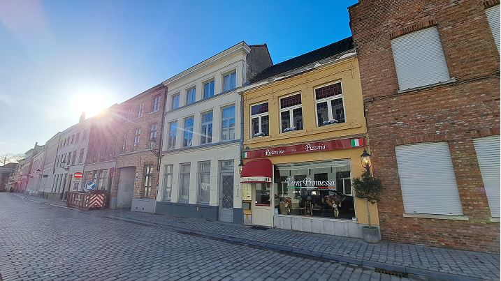 Opbrengsteigendom - Horecapand met woonst en Garage te koop in Brugge
