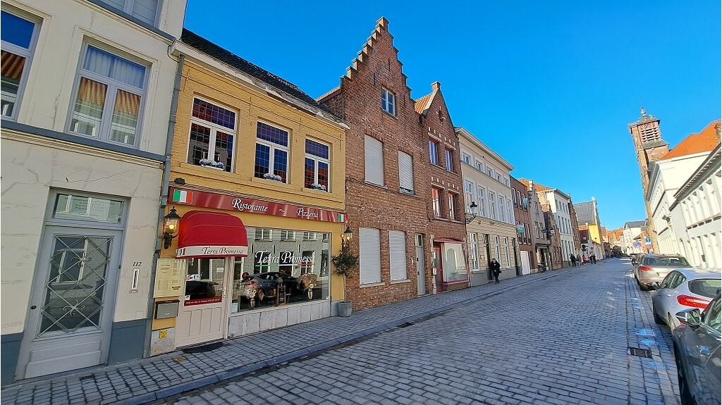 Opbrengsteigendom - Horecapand met woonst en Garage te koop in Brugge