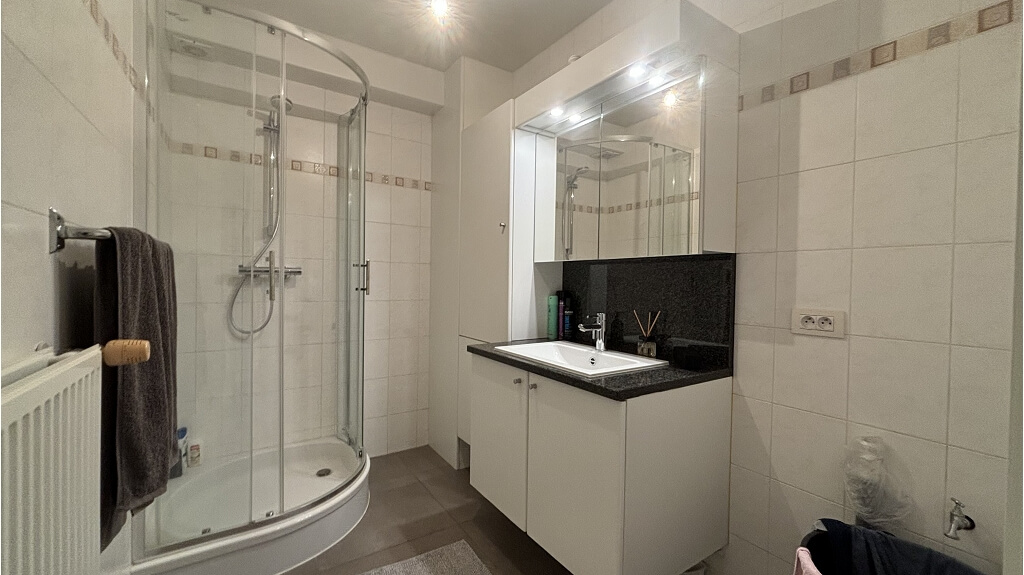 Instapklaar 2-slaapkamerappartement met terras + autostaanplaats te huur in Torhout
