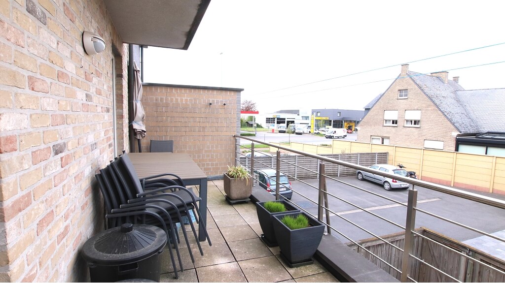 Instapklaar 2-slaapkamerappartement met terras + autostaanplaats te huur in Torhout