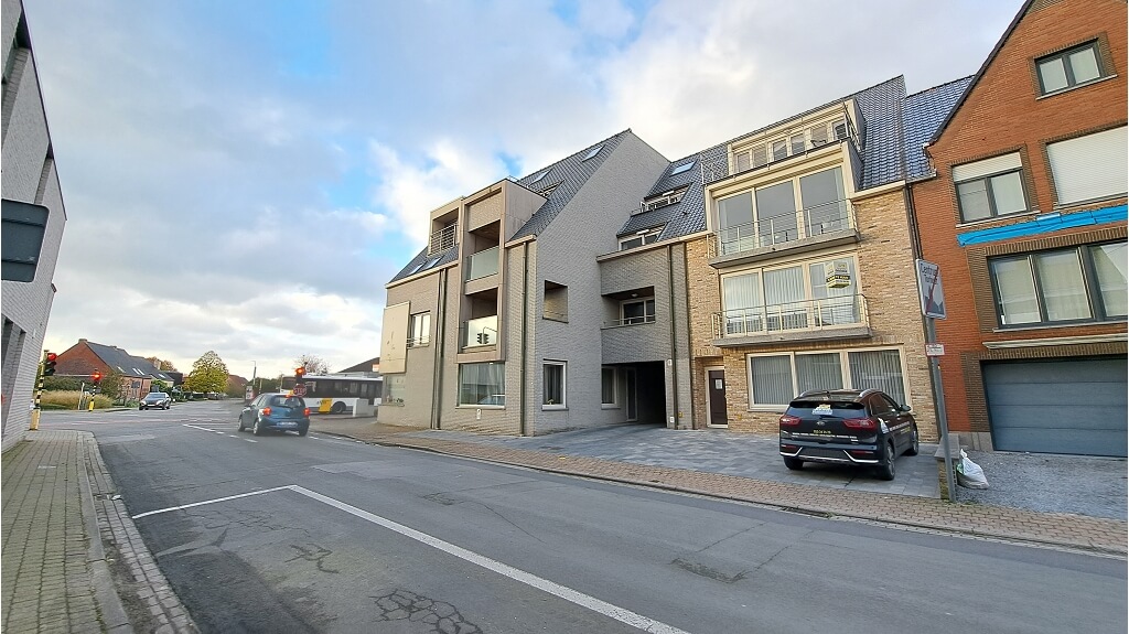 Instapklaar 2-slaapkamerappartement met terras + autostaanplaats te huur in Torhout
