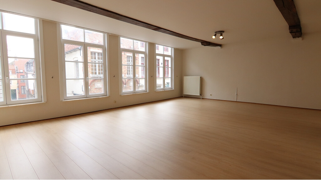 Ruim vernieuwd 2-slaapkamerappartement te huur in Brugge