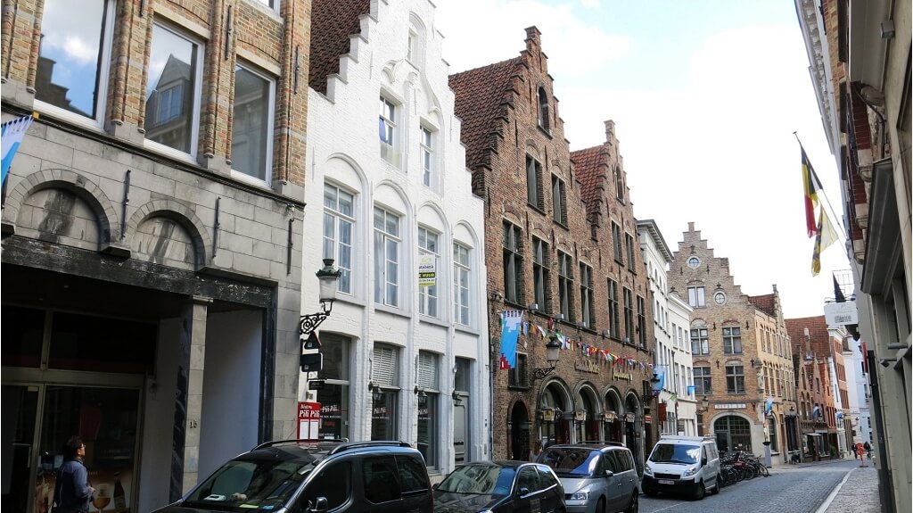 Ruim vernieuwd 2-slaapkamerappartement te huur in Brugge