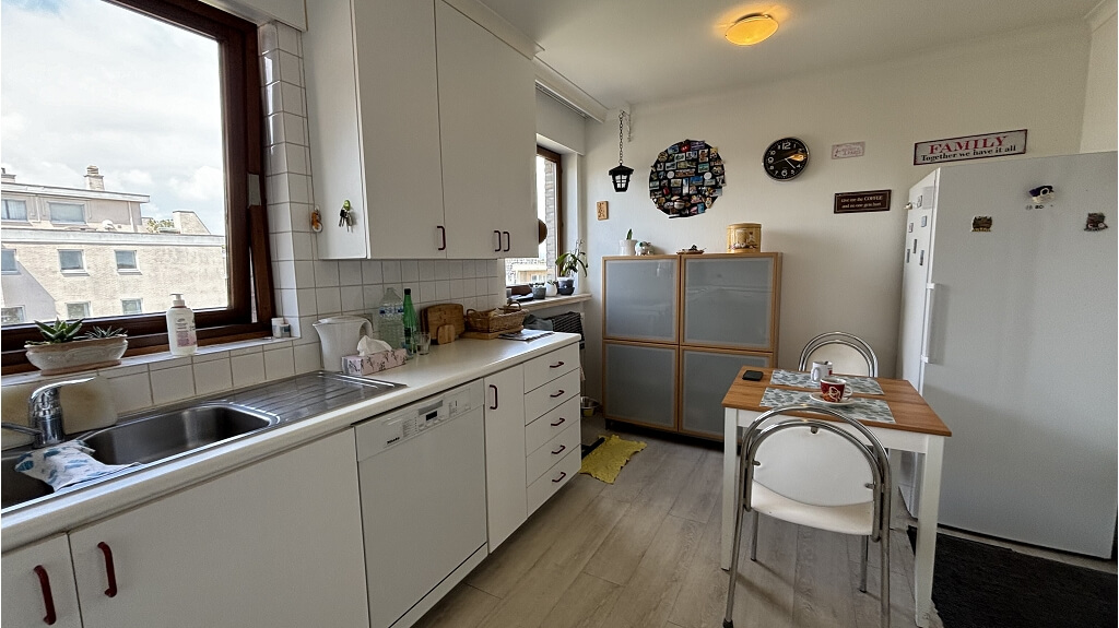Ruim 2-slaapkamer appartement met Terras en Garage te huur in Assebroek Brugge