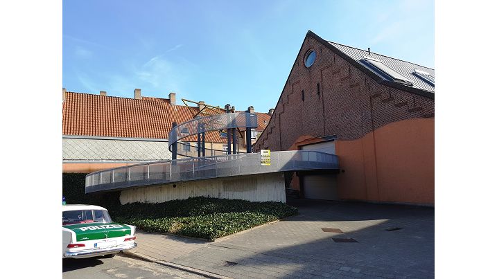 Ruime garagebox met elektrische poort te huur in Brugge | Komvest 1 Brugge (8000) | De Brugse Databank Vastgoed - immo - real estate -  050 34 34 20