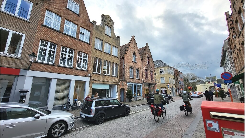 Handelspand met woonst te huur in Brugge