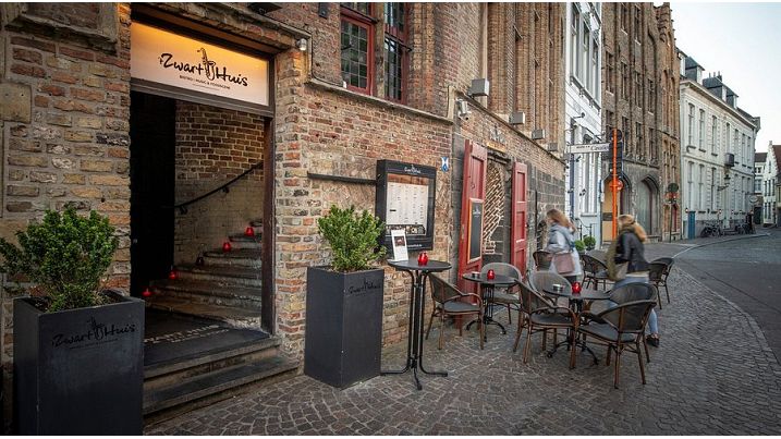 Instapklaar horecapand met 2 gelagzalen (cap.170 p) te huur in Brugge | Kuipersstraat 23 Brugge (8000) | De Brugse Databank Vastgoed - immo - real estate -  050 34 34 20