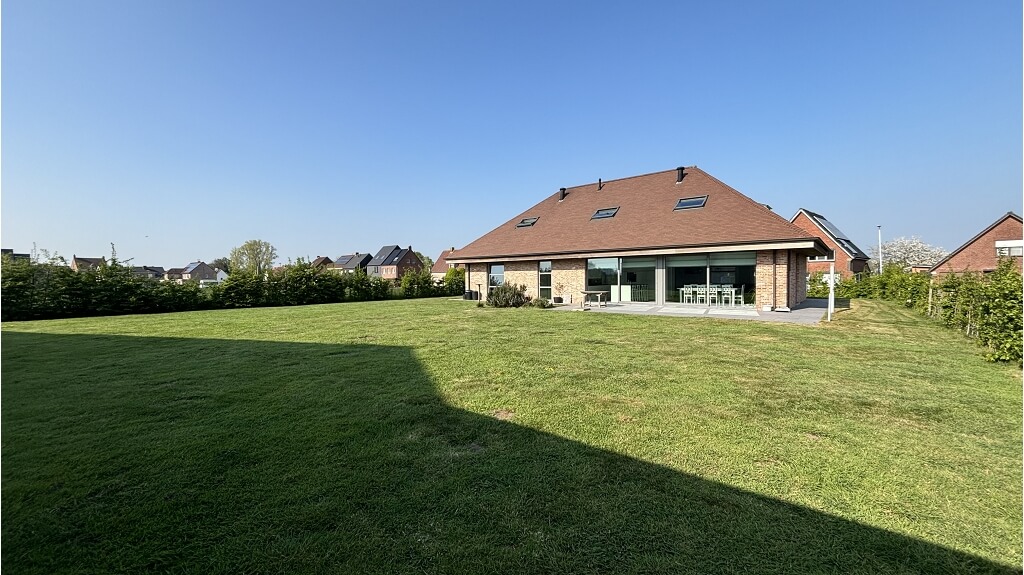 Ruime vrijstaande 4-slaapkamerwoning met Tuin te huur in Koekelare