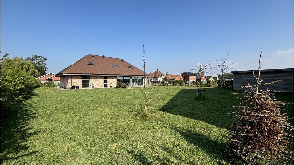 Ruime vrijstaande 4-slaapkamerwoning met Tuin te huur in Koekelare