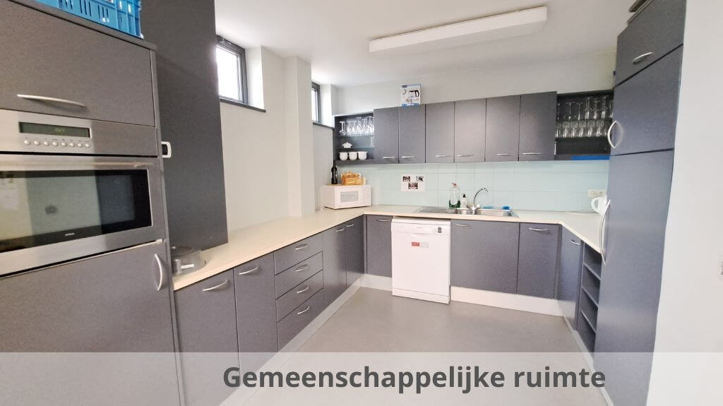 Instapklare kantoorruimte met 3 parkeerplaatsen te huur in Brugge