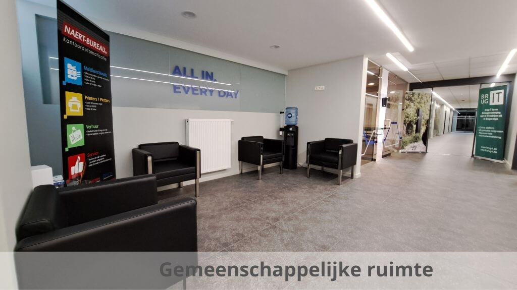 Instapklare kantoorruimte met 3 parkeerplaatsen te huur in Brugge