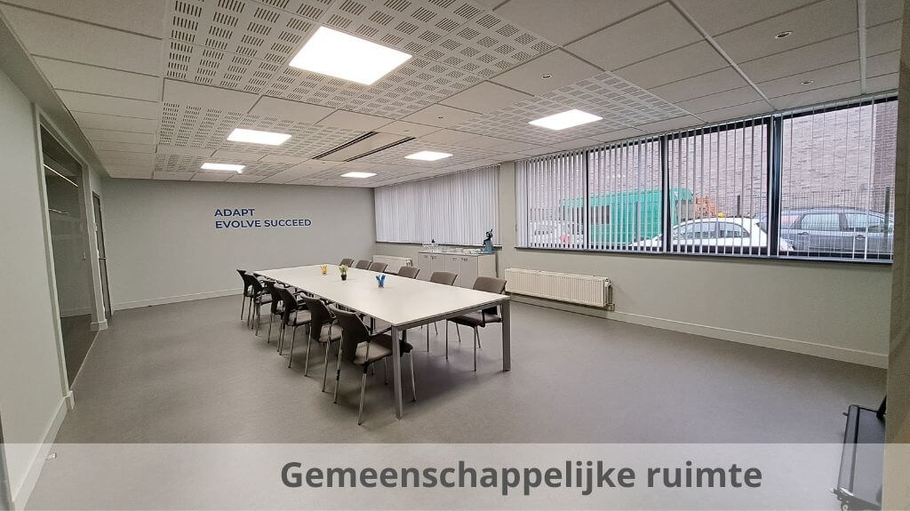 Instapklare kantoorruimte met 3 parkeerplaatsen te huur in Brugge