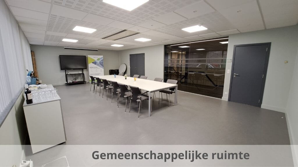 Instapklare kantoorruimte met 3 parkeerplaatsen te huur in Brugge