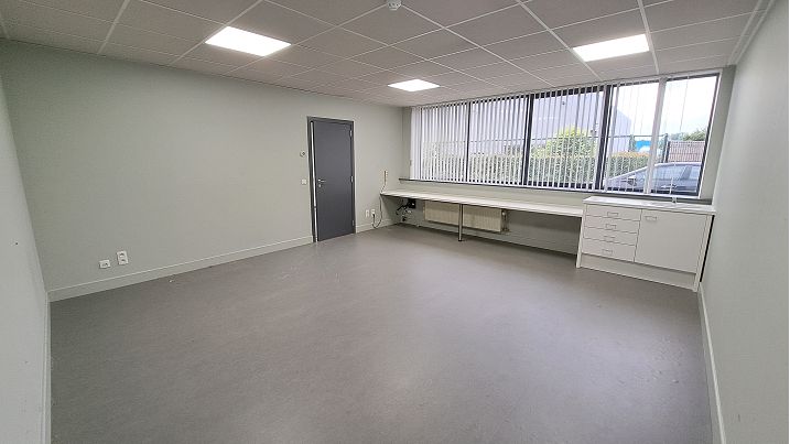 Instapklare kantoorruimte met 3 parkeerplaatsen te huur in Brugge | Lieven Bauwenstraat 16 Brugge (8000) | De Brugse Databank Vastgoed - immo - real estate - 050 34 34 20