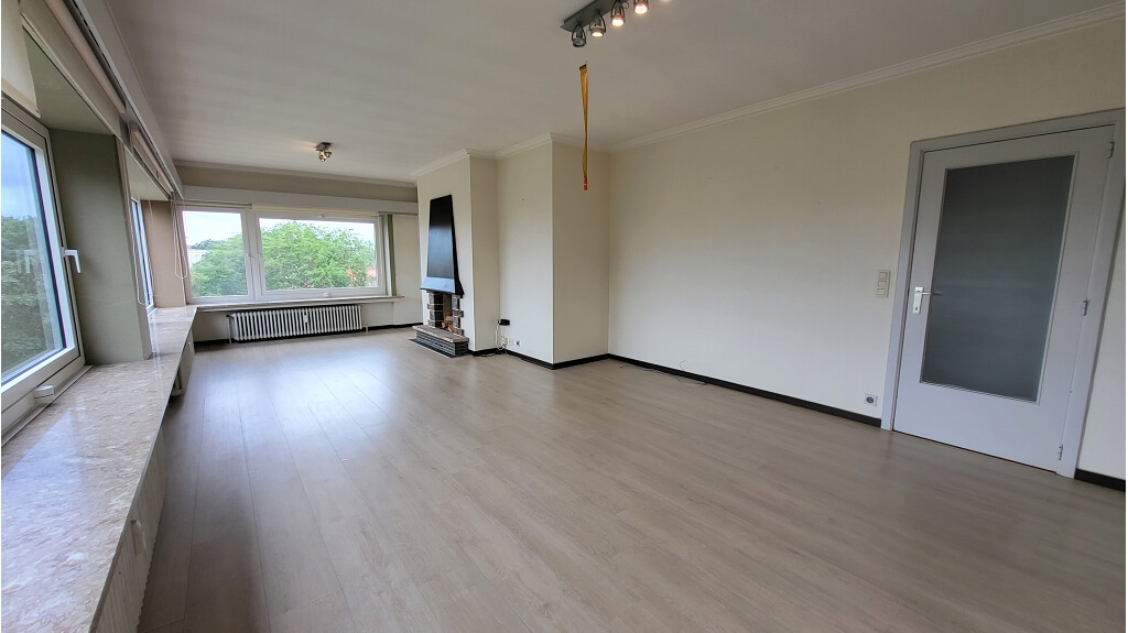 Ruim 2-slaapkamerappartement + Autostandplaats te koop in Assebroek Brugge