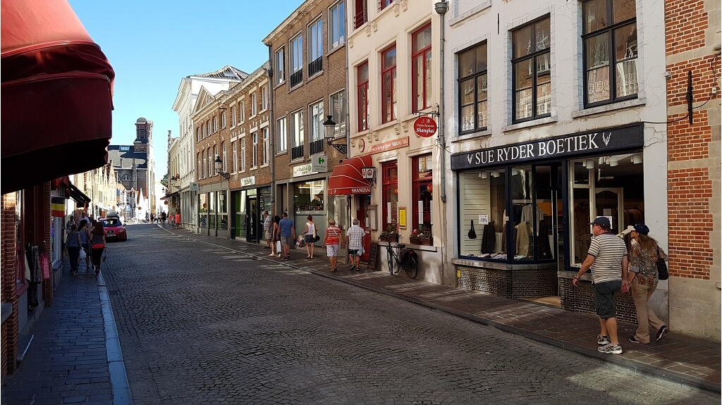 Uniek handelspand met woonst te koop in Brugge