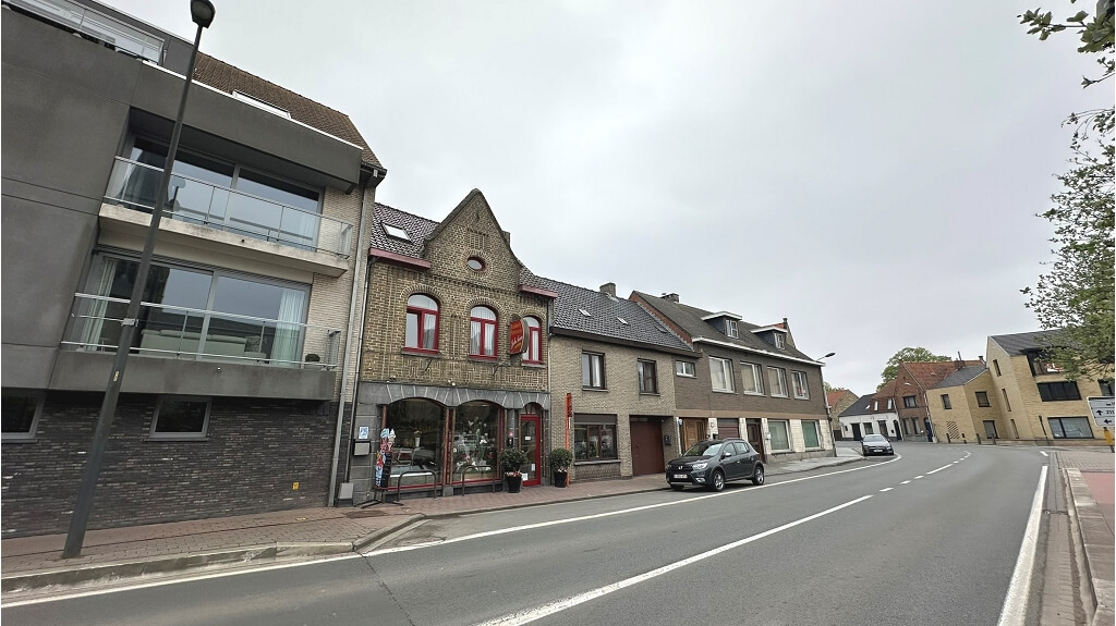 Handelshuis met woonst, opslagruimte, 3 garages te koop in Kortemark