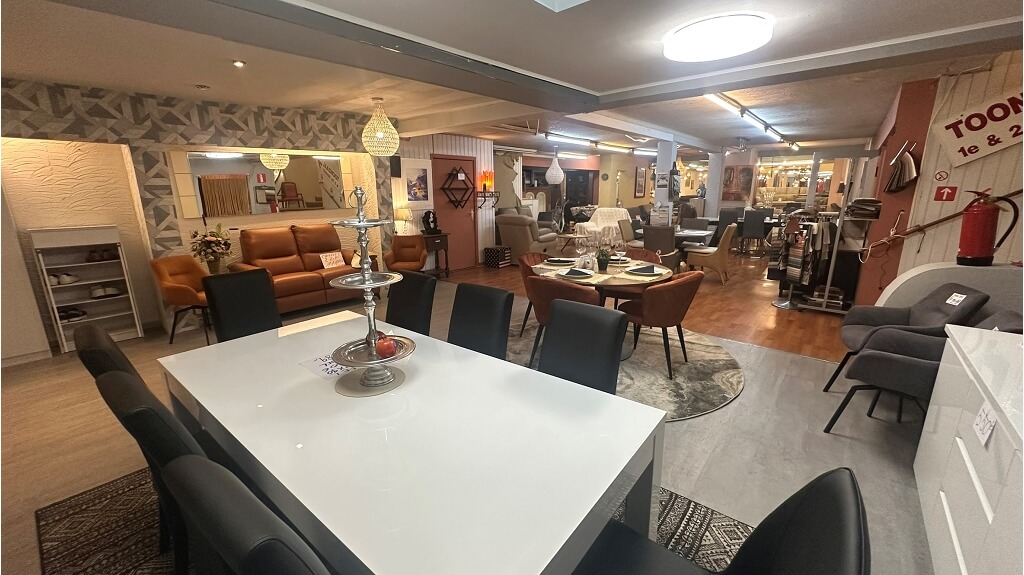 Ruim handelspand met meerdere toonzalen te koop in Sint-Kruis Brugge