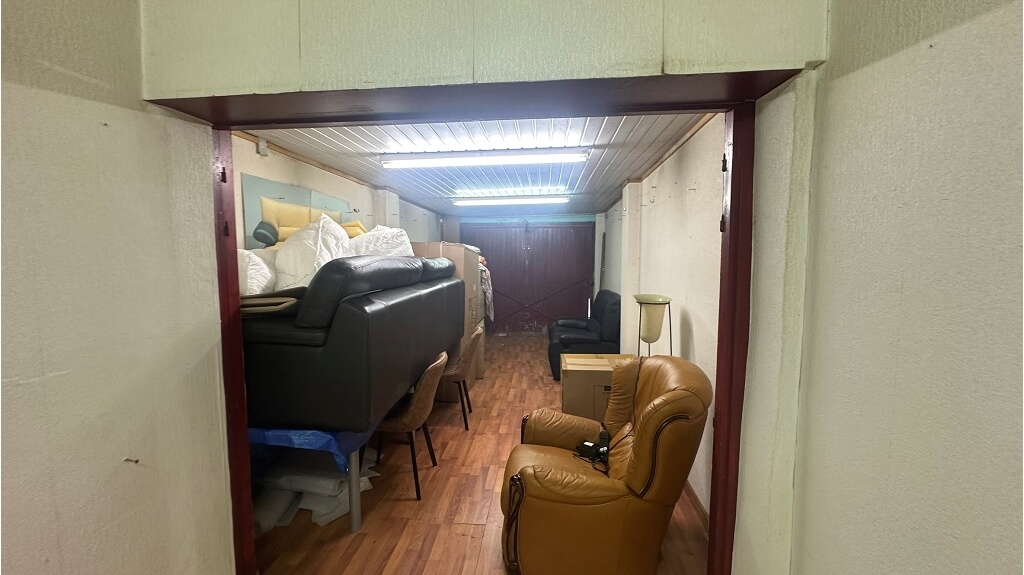 Ruim handelspand met meerdere toonzalen te koop in Sint-Kruis Brugge