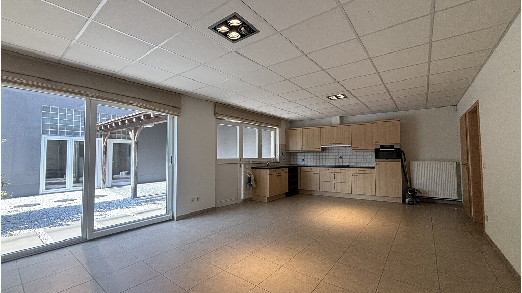 Ruim woon- en handelshuis met loods (280m) te koop in Aartrijke Zedelgem