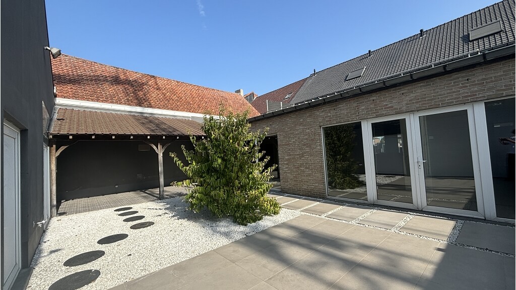 Ruim woon- en handelshuis met loods (280m) te koop in Aartrijke Zedelgem
