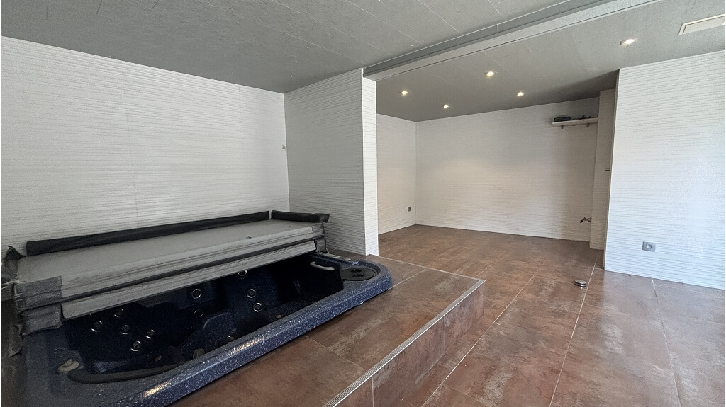 Ruim woon- en handelshuis met loods (280m) te koop in Aartrijke Zedelgem