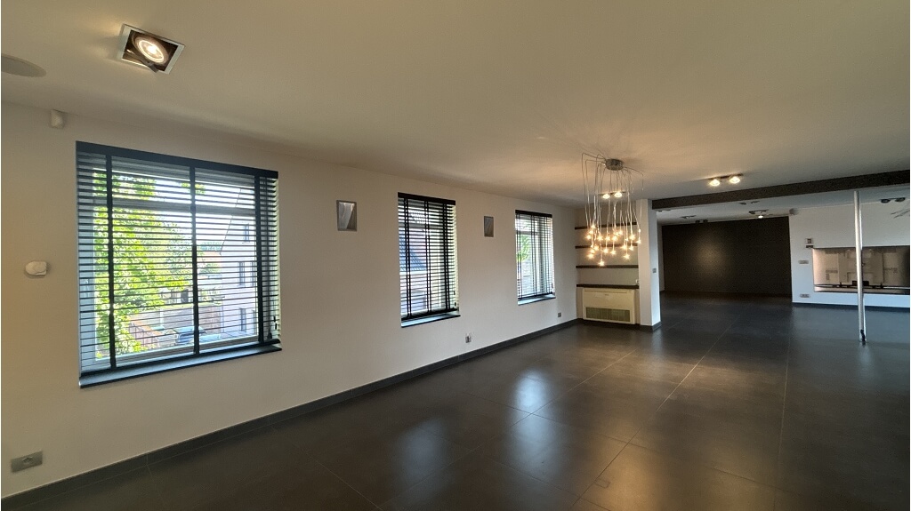 Ruim woon- en handelshuis met loods (280m) te koop in Aartrijke Zedelgem