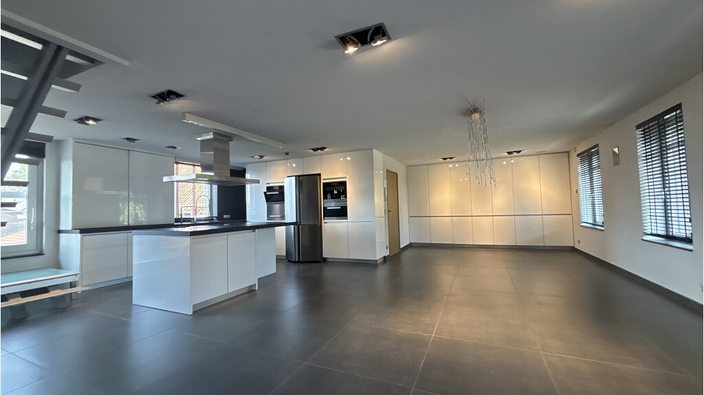 Ruim woon- en handelshuis met loods (280m) te koop in Aartrijke Zedelgem