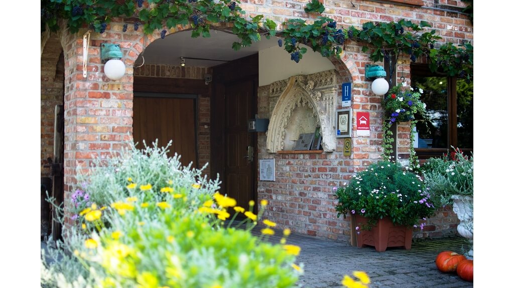 Charmehotel met 10 kamers te koop in Oudenburg