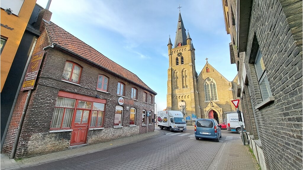 Horecapand met gelagzalen en woonst te koop in Aartrijke Zedelgem