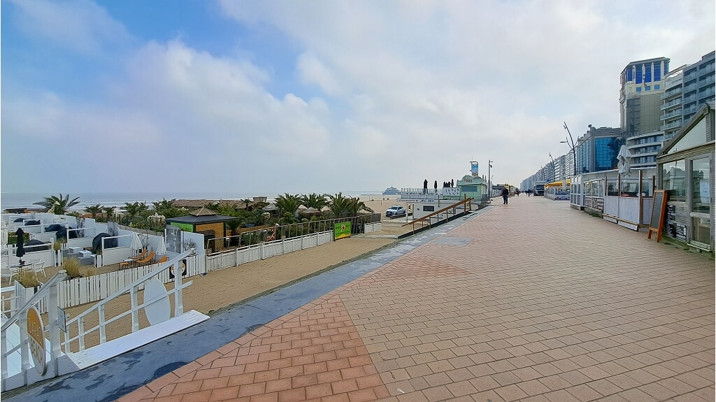 Horecapand met Terras op de Zeedijk te koop in Blankenberge