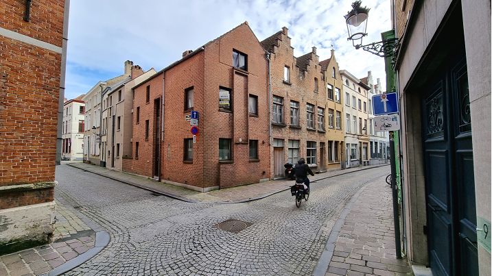 Ruime 4-slaapkamerwoning met stadstuintje te koop in Brugge | Sint-Walburgastraat 2 Brugge (8000) | De Brugse Databank Vastgoed - immo - real estate -  050 34 34 20