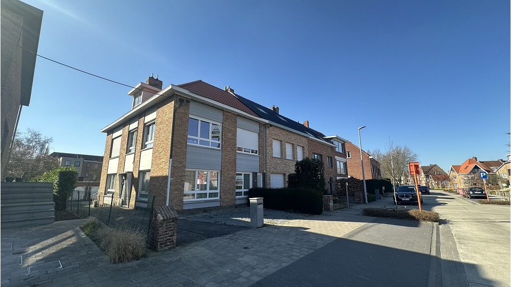 Opbrengsteigendom met 2 woonunits en 2 garages te koop in Brugge