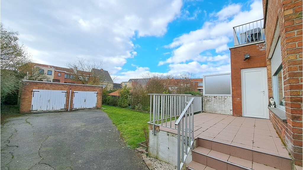 Opbrengsteigendom met 2 woonunits en 2 garages te koop in Brugge