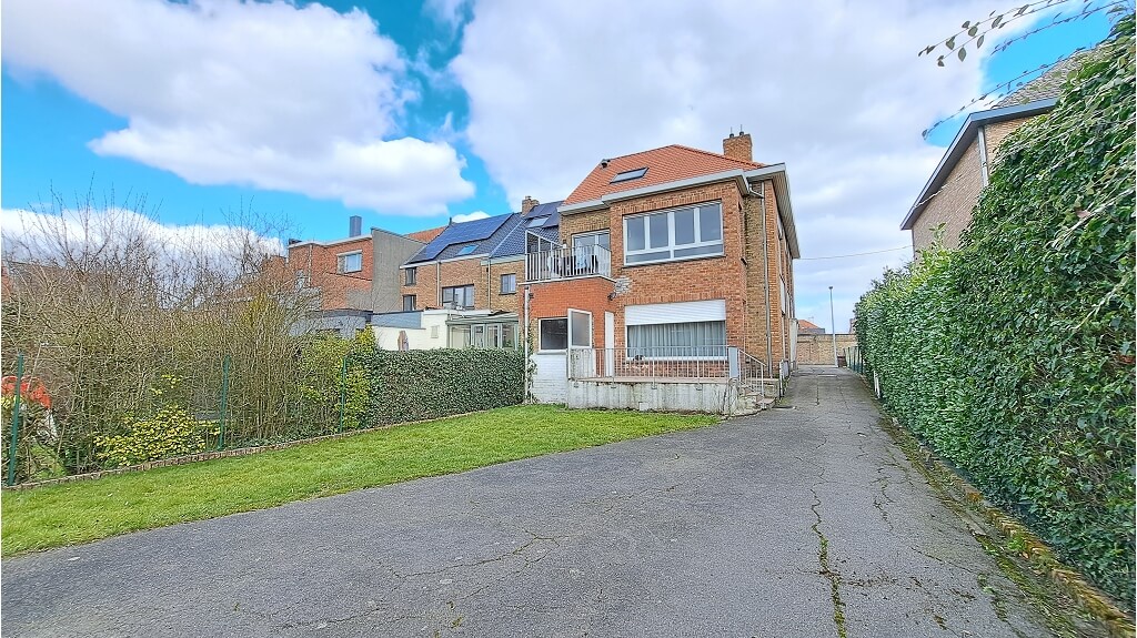Opbrengsteigendom met 2 woonunits en 2 garages te koop in Brugge