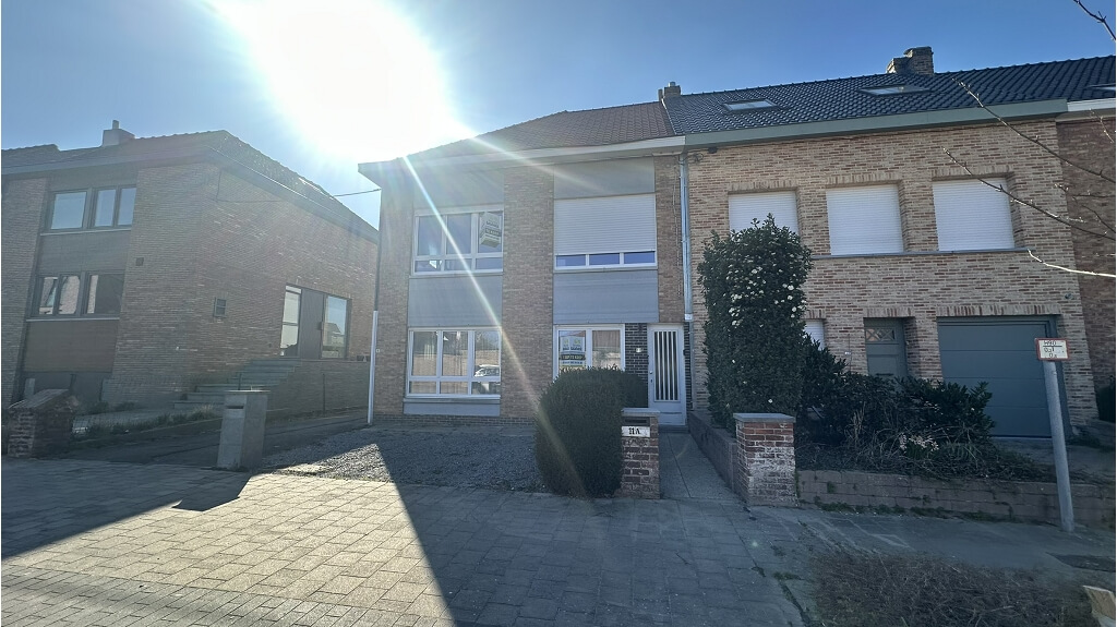 Opbrengsteigendom met 2 woonunits en 2 garages te koop in Brugge