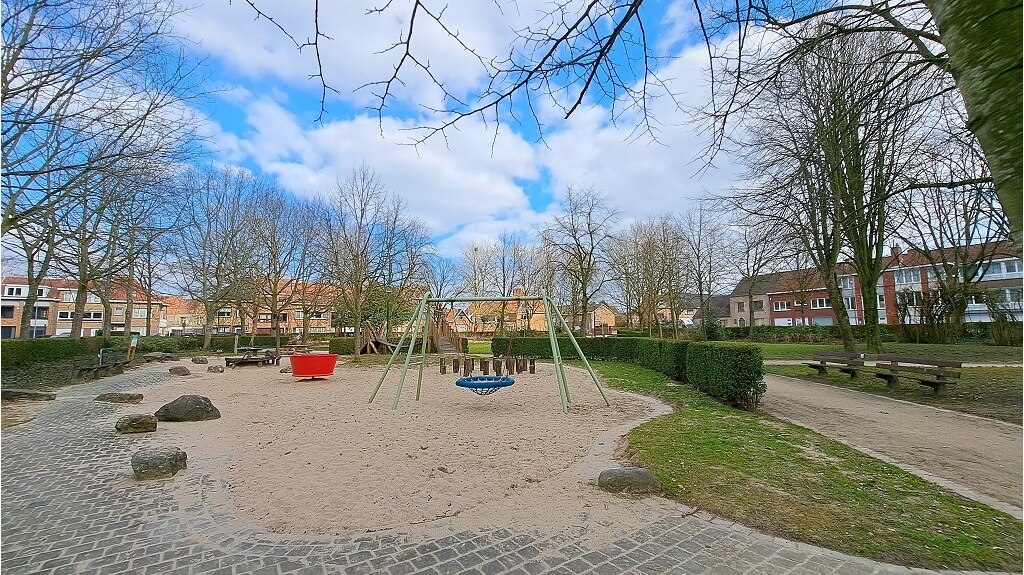 Opbrengsteigendom met 2 woonunits en 2 garages te koop in Brugge