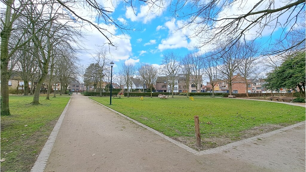 Opbrengsteigendom met 2 woonunits en 2 garages te koop in Brugge